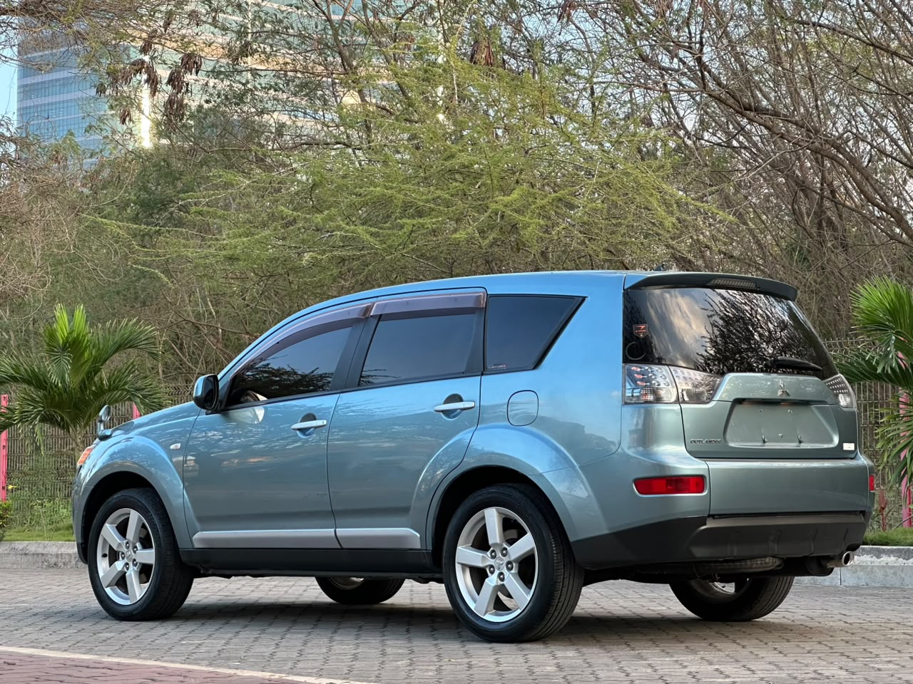 MITSUBISHI OUTLANDER thumbnail 6